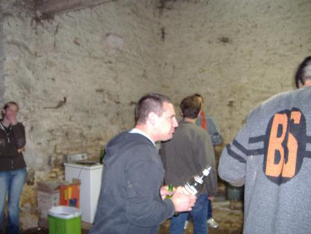 La peur de manquer : toujours 2 bouteilles dans les mains