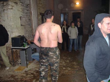 Il s'est roulé dans l'herbe ou quoi ?