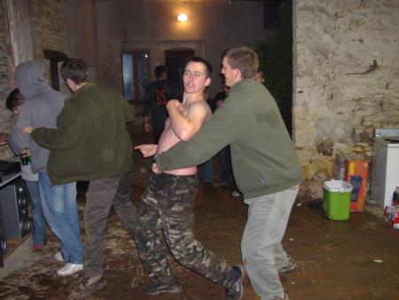 JC aide gamin à se déshabiller