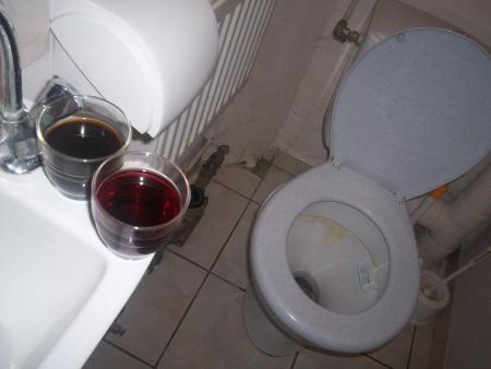 Dans nos chiottes avec du rouge et un kawa