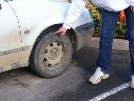 Inspection des pneus par le copilote Valou