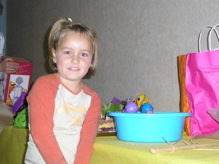 La nièce à la Suisse au milieu des cadeaux