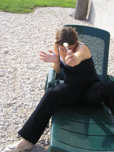 Pas facile de s'assoir, c'est un peu bas