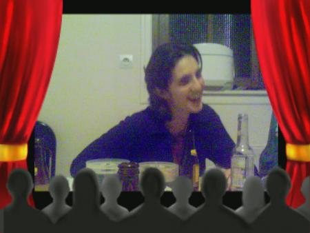 Julie dans son spectacle comique