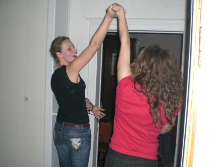 Marie et Sophie, encore en train de danser