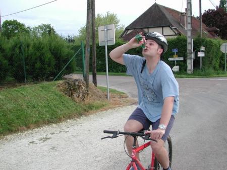 Quel alcoolique ce Cubi, boire ou conduire...
