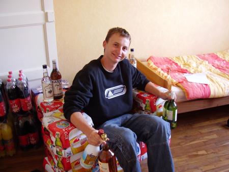 Yann dans le fauteuil de packs