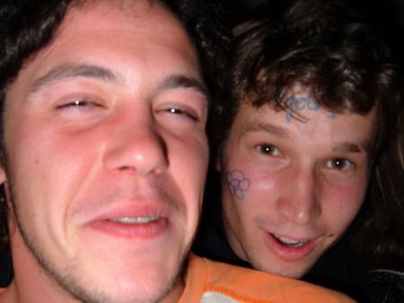 Qui c'est qu'est derrière Camille?