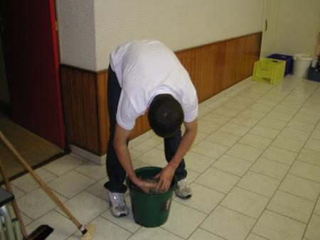 Et un grand vas te faire foutre en plongeant la serpillaire