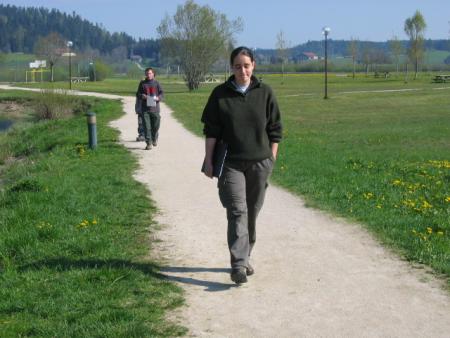 Yann qui prend Karine en filature
