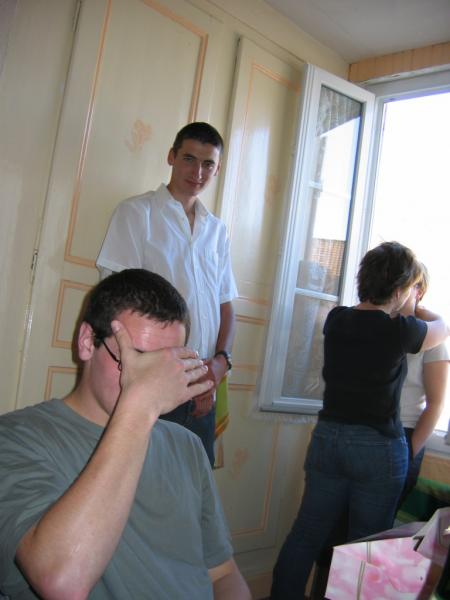 La tete de Coluche qui voit Josy et La Suisse