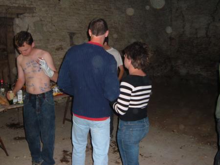 Il a pas réussi avec les galinettes, alors il essaye avec Josy