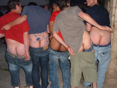 Y'a 2 culs déjà vus, puis 3 autres