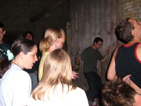 Kéké se fait dessiné dessus et Coluche fait le con