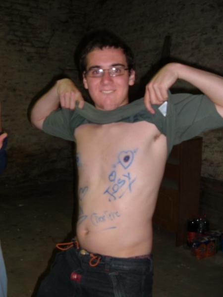 Coluche fier de son dessin Josy