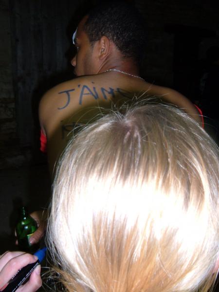 Charlène qui tague Lionelus