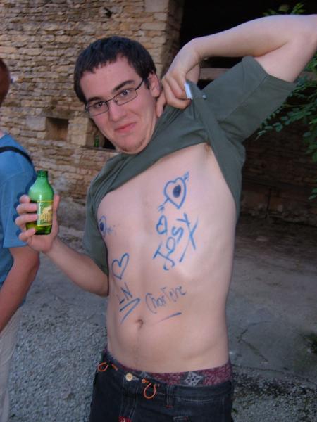 Coluche fier de ses dessins