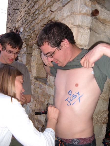 Coluche qui se fait dessiné dessus