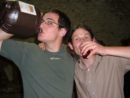 Coluche au cubi et Georgio au verre