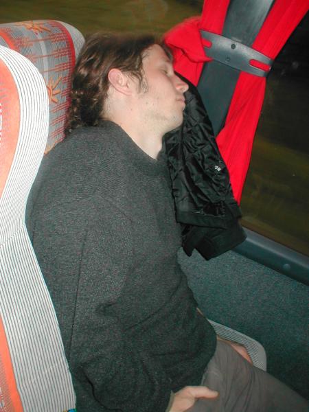 Georgio qui dort les mains dans les poches