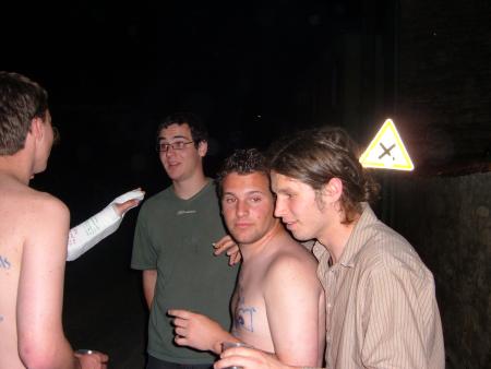 Ca a l'air de causer sérieux, malgré les bouteilles vides