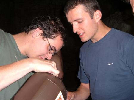 Coluche qui prend soin de Valou