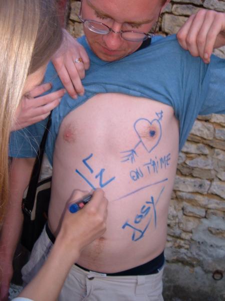 Jacky se fait tatoué