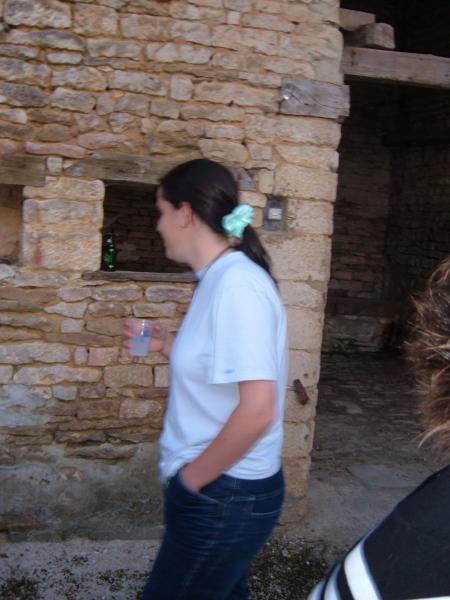 Karine qui veut pas être prise en photo