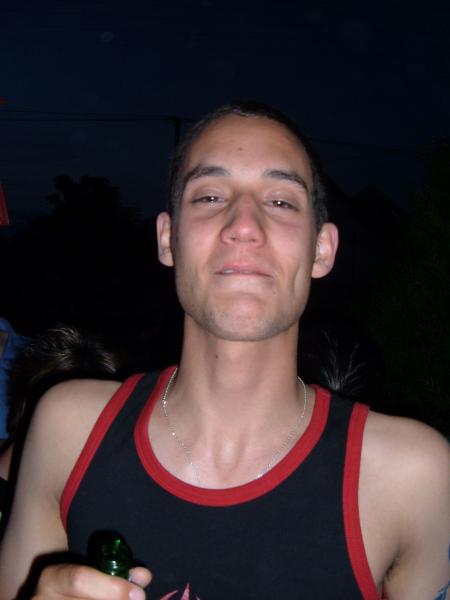 Il se fait dessiner sur le cul, et il est content