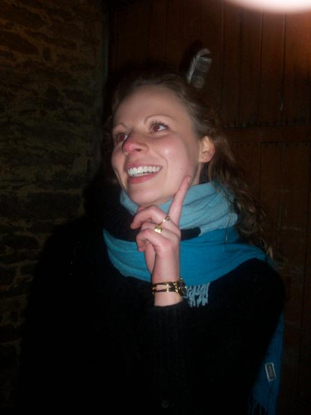 Marie joue à l'indienne