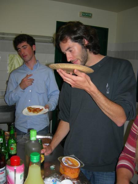 Mathieu et Vincent autour d'une pizza surgelée