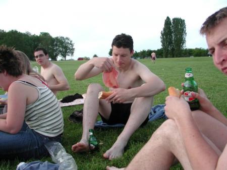 Berni se débat avec son jambon