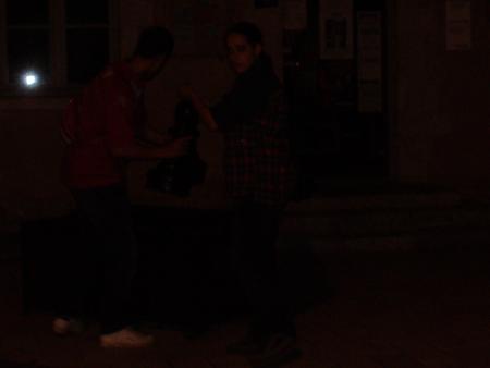 Kevin et Karine en train de dégager les voitures