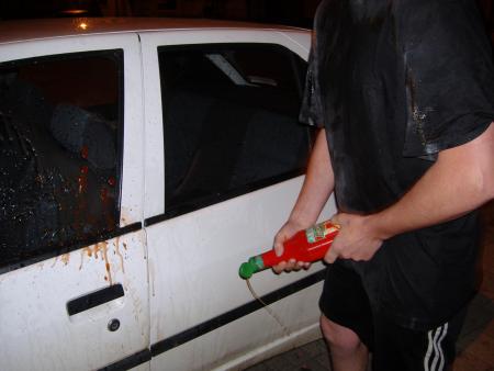 Gamin sur la bagnole à Crousti