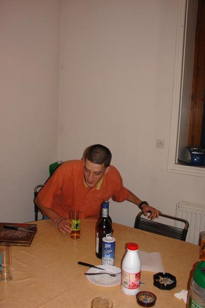 JC qui se sert un pastis